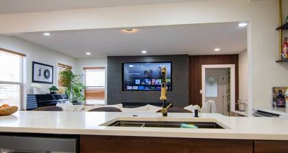 Stylish 2bdr Englewood retreat with Private Yard