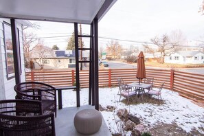 Outdoor dining - Stylish 2bdr Englewood retreat with Private Yard (Englewood)