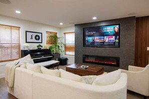 Interior - Stylish 2bdr Englewood retreat with Private Yard (Englewood)