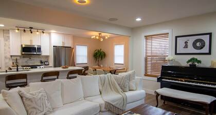 Stylish 2bdr Englewood retreat with Private Yard