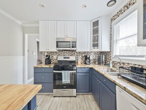 Fridge, microwave, oven, stovetop - Spacious Home with Pool Near Townbank Beach (Townbank)