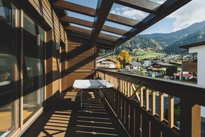 Outdoor dining - Ski & Golf Suite 25: balcony, Maiskogel View (Kaprun)