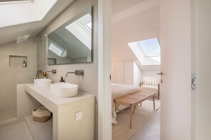 Een douche, een haardroger, handdoeken, zeep