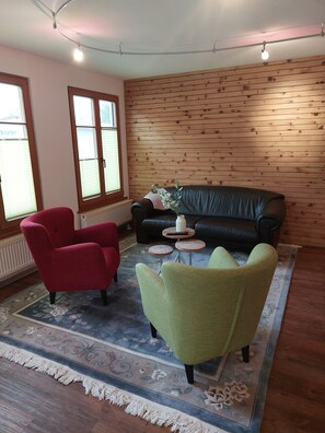 Smart TV - "Lissi" vacation apartment with private terrace and WLAN (Ottobeuren)
