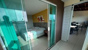 Una habitación de hotel con una cama, un escritorio y una silla.