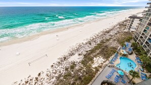 Un hôtel situé en bord de mer, doté d’une piscine, d’un accès direct à la plage et offrant une vue sur l’océan.