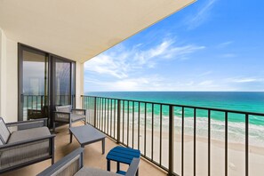 Property grounds - Gulf-Front 11th Floor - Emerald Water, Beautiful Sunsets & Family Resort Pools (Panama City Beach)