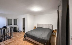 1 habitación, tabla de planchar con plancha y cuna de viaje 