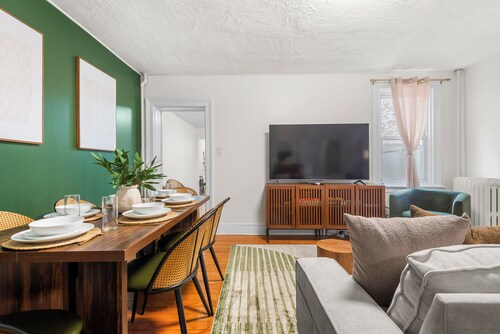 10 Minutes to MetLife Stadium & NYC/All Brand New Furniture/Game Room/King beds