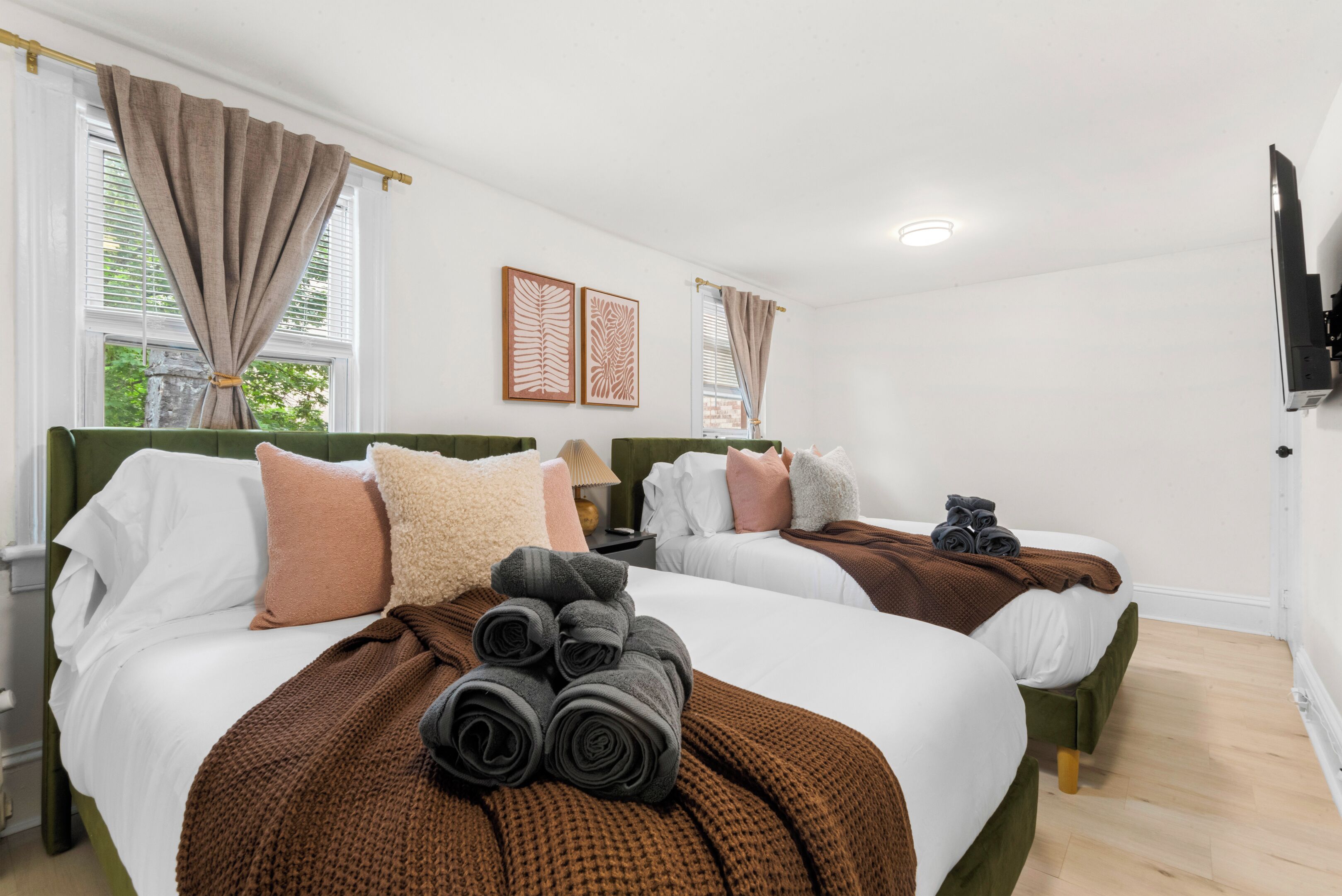 4 bedrooms, iron/ironing board, free WiFi, bed sheets