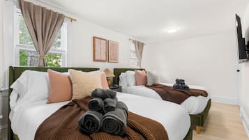 4 bedrooms, iron/ironing board, free WiFi, bed sheets