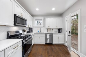 Fridge, microwave, oven, stovetop - New-Beautifully Renovated Beltline Home | Walk, Dine, Explore (Atlanta)