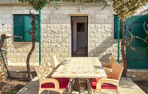 Outdoor dining - Awesome home in Donji Humac (Donji Humac)