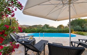 A heated pool - Cozy home in Donji Humac (Donji Humac)