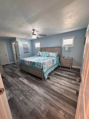 Desk, iron/ironing board, free WiFi, bed sheets - Home Close to Beach Taylor Park Pet Friendly (Largo)