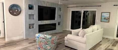 TV, fireplace