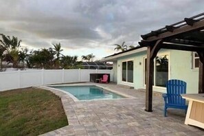 A heated pool - Waterfront Pool Home!Pet Friendly • Near Beach • Prime Area (Pinellas County)