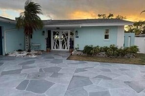 Exterior - Waterfront Pool Home!Pet Friendly • Near Beach • Prime Area (Pinellas County)