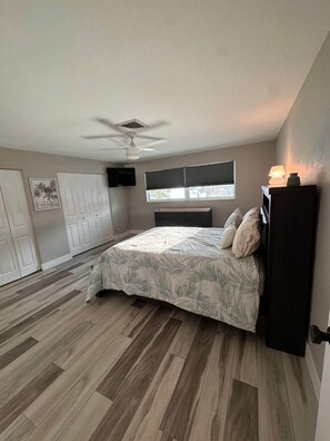 3 bedrooms, WiFi, bed sheets - Waterfront Pool Home!Pet Friendly • Near Beach • Prime Area (Pinellas County)