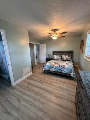 Room - Pet Friendly space close to the beach and shopping (Largo)