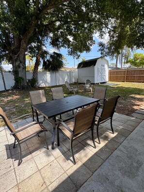 Outdoor dining - Pet Friendly space close to the beach and shopping (Largo)