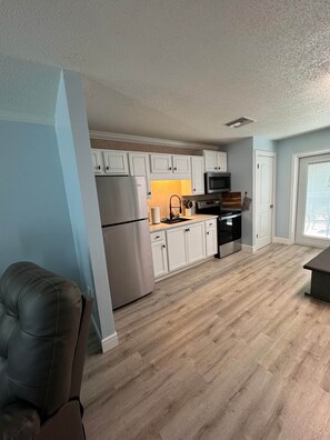 Private kitchen - Pet Friendly space close to the beach and shopping (Largo)