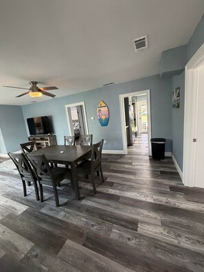 Dining - Pet Friendly Home walking distance to the beach. (Indian Rocks Beach)