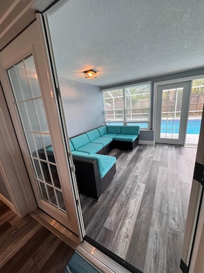 Living area - Pool Home close to Madeira Beach Pet friendly (Pinellas County)