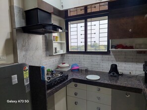 Private kitchen - Cozy 1-bedroom apartment in soothing Nagpur with AC,The Pinnacle Retreat Jaitala (Nagpur)