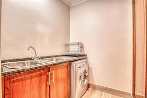 Deluxe Apartment, Balcony, City View | Interior - Luxurious Two-Bedroom Apartment (Sandton)