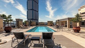 Apartemen Deluks, balkon, pemandangan kota | Kolam renang | Kolam renang indoor dan kolam renang outdoor, dengan kursi berjemur