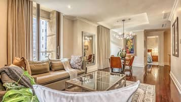 Appartement Deluxe, balcon, vue ville | Coin séjour