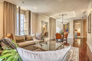 Deluxe-Apartment, Balkon, Stadtblick | Wohnbereich