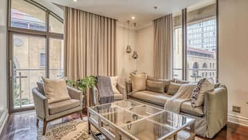 Appartement Deluxe, balcon, vue ville | Coin séjour