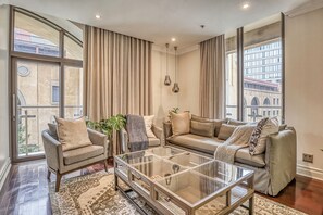 Deluxe-Apartment, Balkon, Stadtblick | Wohnbereich