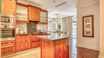 Apartamento luxo, sacada, vista para a cidade | Cozinha privada