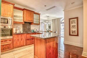 Deluxe-Apartment, Balkon, Stadtblick | Eigene Küche