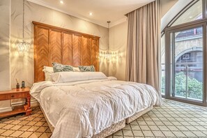 Apartemen Deluks, balkon, pemandangan kota | Brankas, meja kerja, ruang kerja ramah laptop, dan setrika/meja setrika