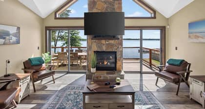 Lake Front | Pontoon | Private Beach | Hot Tub