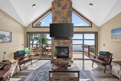 Lake Front | Pontoon | Private Beach | Hot Tub