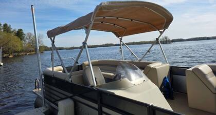 Lake Front | Pontoon | Private Beach | Hot Tub