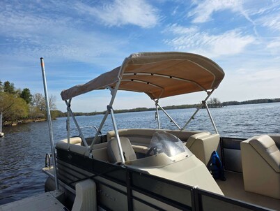 Lake Front | Pontoon | Private Beach | Hot Tub