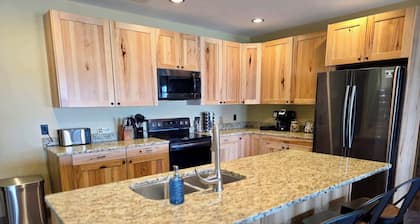 Castle Rock Lake Front | Pontoon | Private Beach | Billards Table