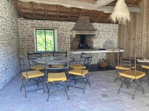 Outdoor dining - Chez Papy Poule - CHANES (CHANES)