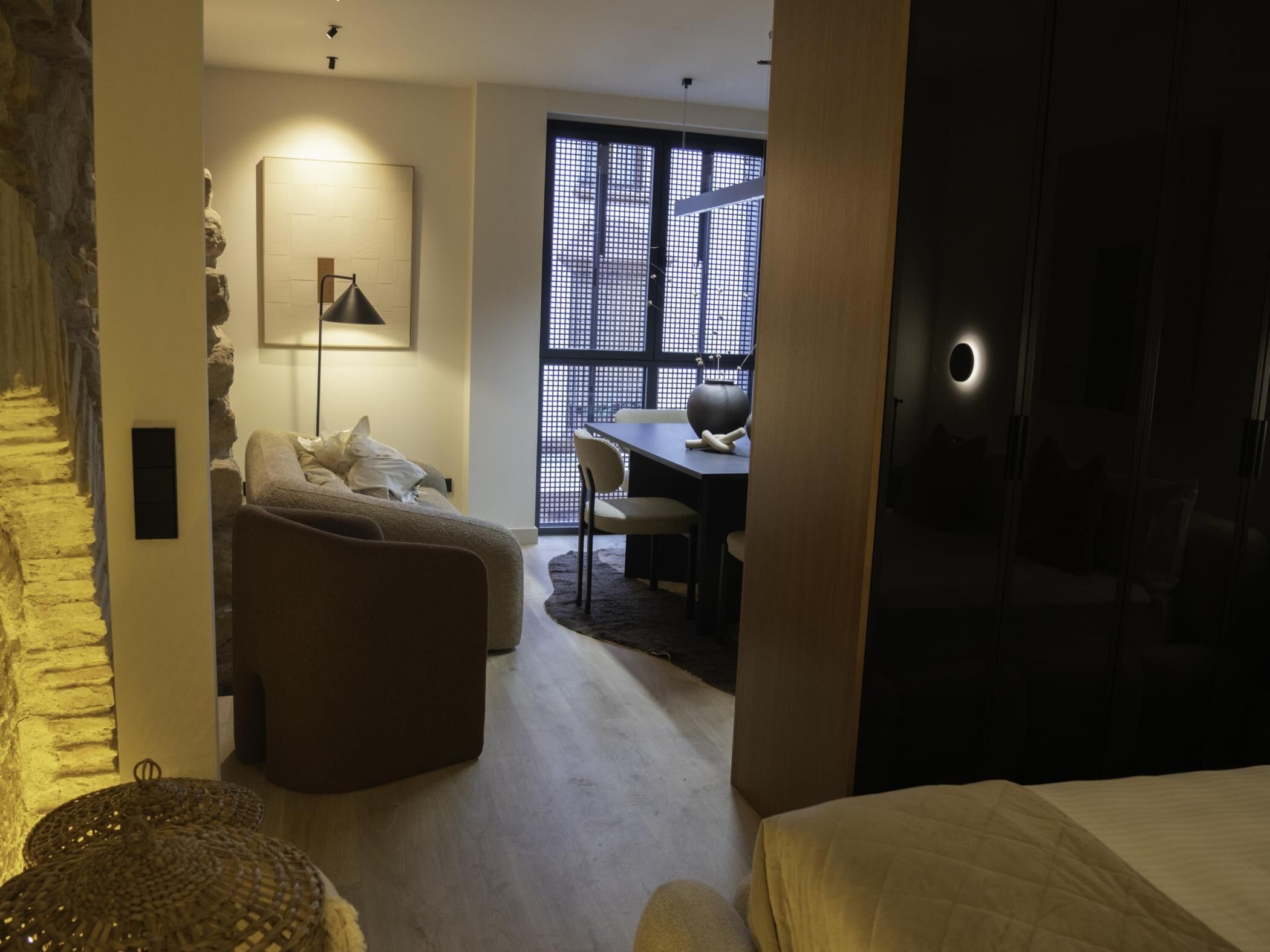 2 bedrooms, iron/ironing board, internet, bed sheets