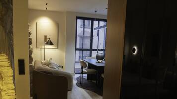 2 bedrooms, iron/ironing board, internet, bed sheets