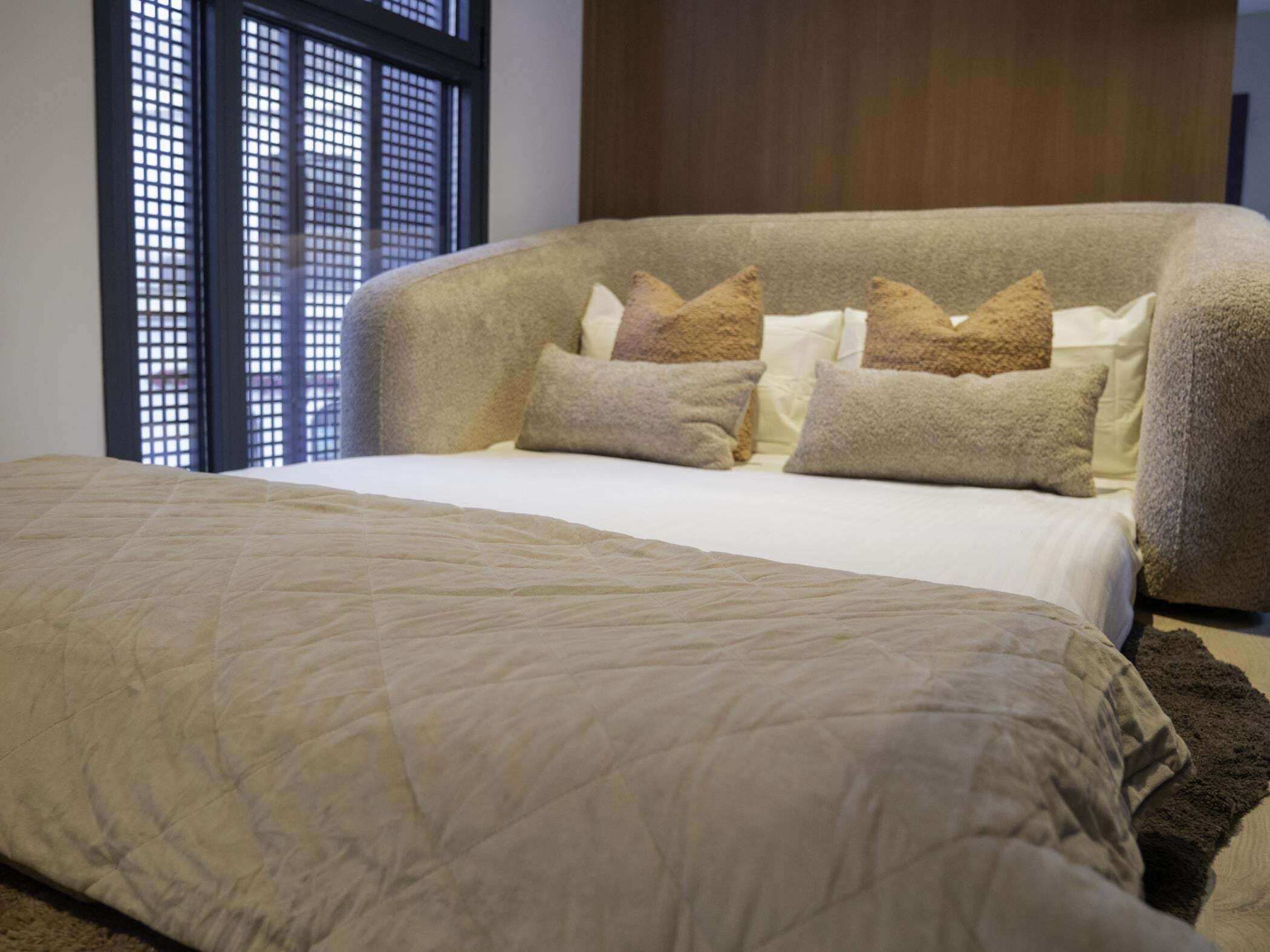 2 bedrooms, iron/ironing board, internet, bed sheets
