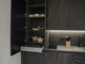 Wasserkocher mit Kaffee-/Teezubehör, Kühlschrank, Mikrowelle, Toaster