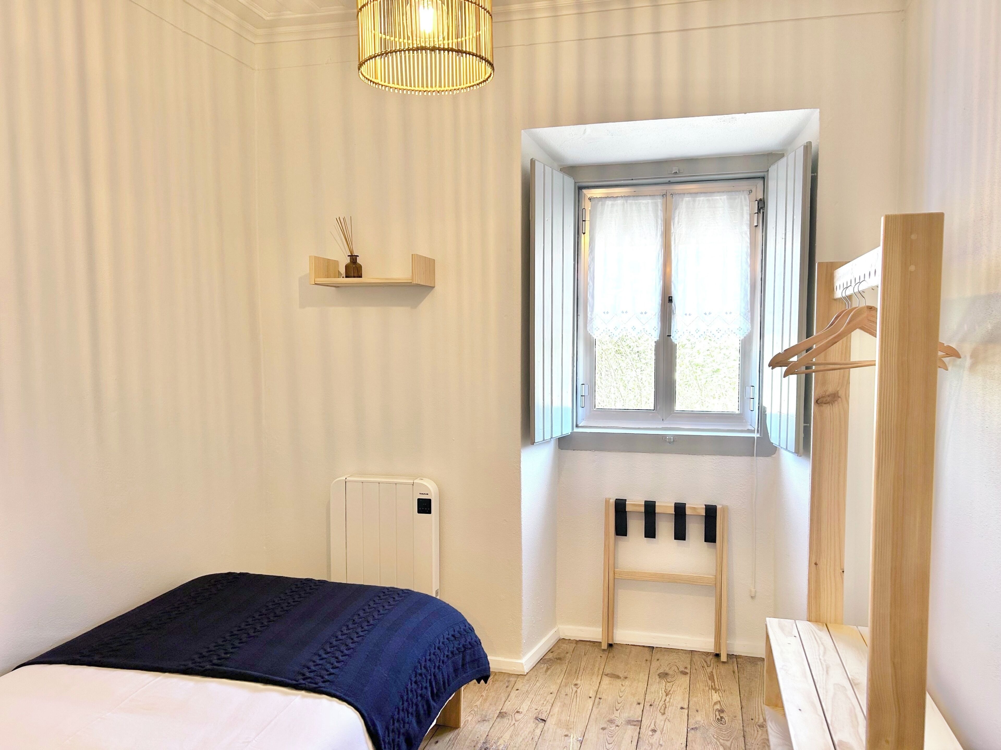 3 bedrooms, bed sheets