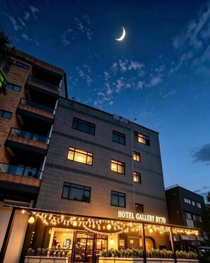 Front of property - Hotel Gallery By 70 (Medellín)